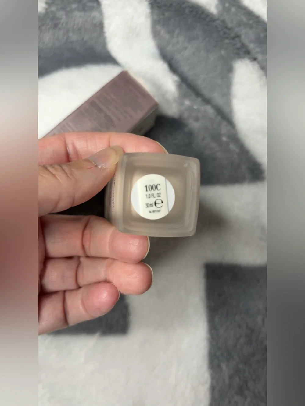 Elizabeth Arden Flawless Finish Foundation - Light Beige Tone